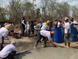 Sukarelawan Menyelenggarakan Bakti Sosial Untuk Memperbaiki Jalan Rusak di Dusun Jombor