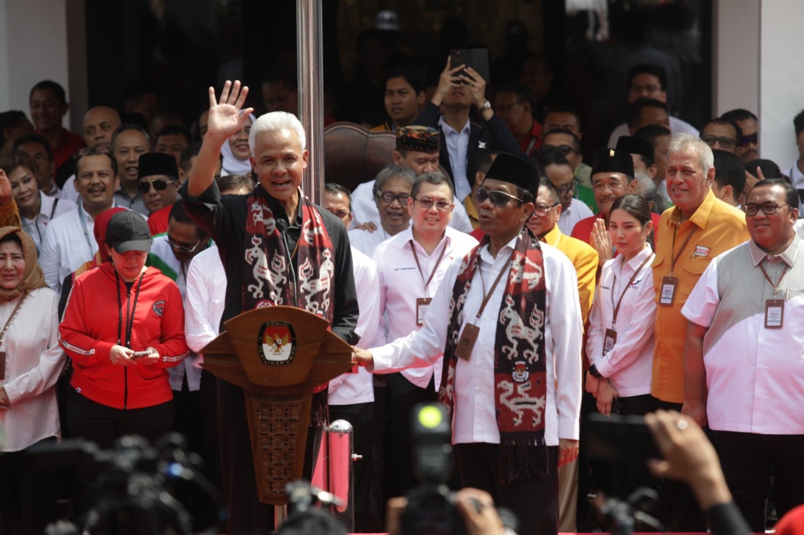 Antusiasme Masyarakat Mencengangkan saat Ganjar-Mahfud MD Melangkah ke KPU