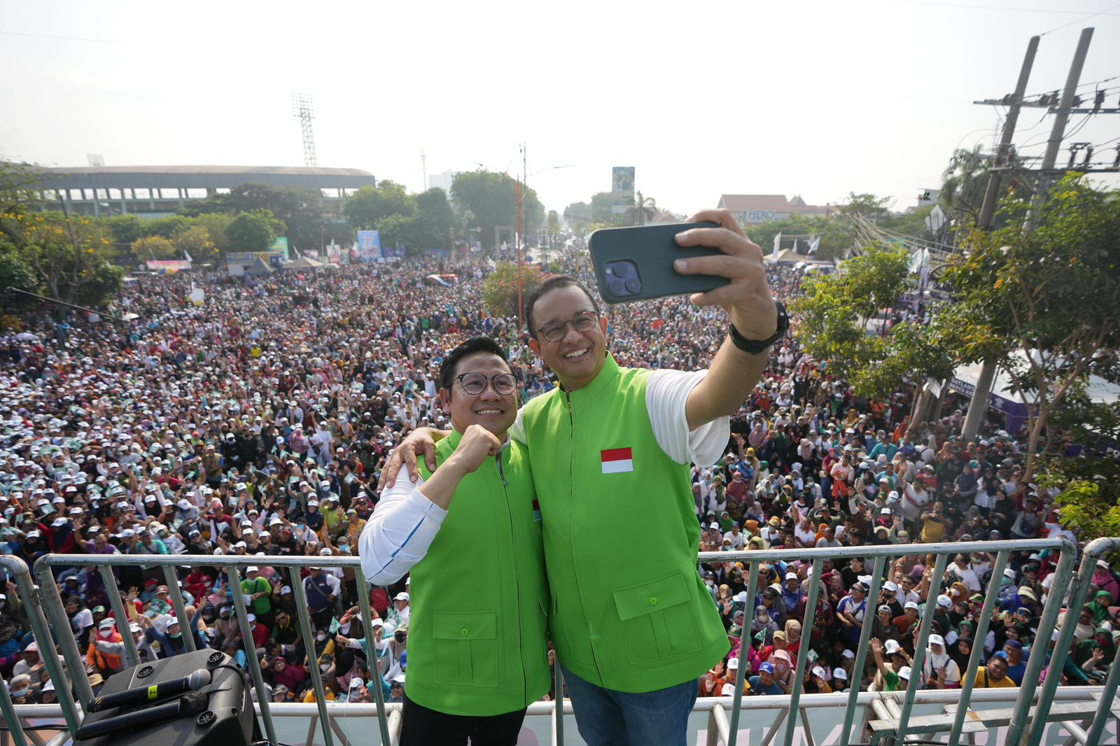 Sarung Cak Imin Tidak Dapat Melorotkan Anies, Malah Betisnya Diserang