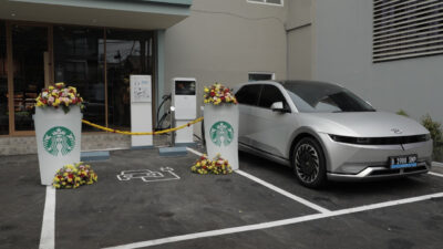 Starbucks Lebak Bulus menjadi tuan rumah Hyundai EV Fast Charging Station