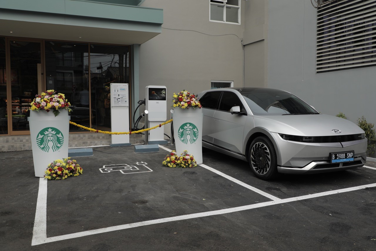 Starbucks Lebak Bulus menjadi tuan rumah Hyundai EV Fast Charging Station