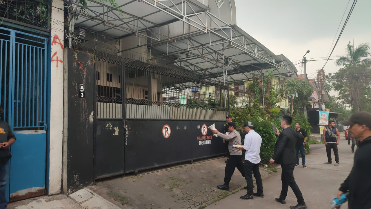 Serbu Polisi ke Rumah Pelaku Ancam Dokter Gigi di Bandung