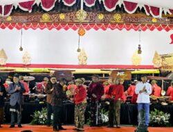 Hasto Mengingatkan Bahaya Pemimpin yang Sombong Saat Menghadiri Pagelaran Wayang di Dekat Istana