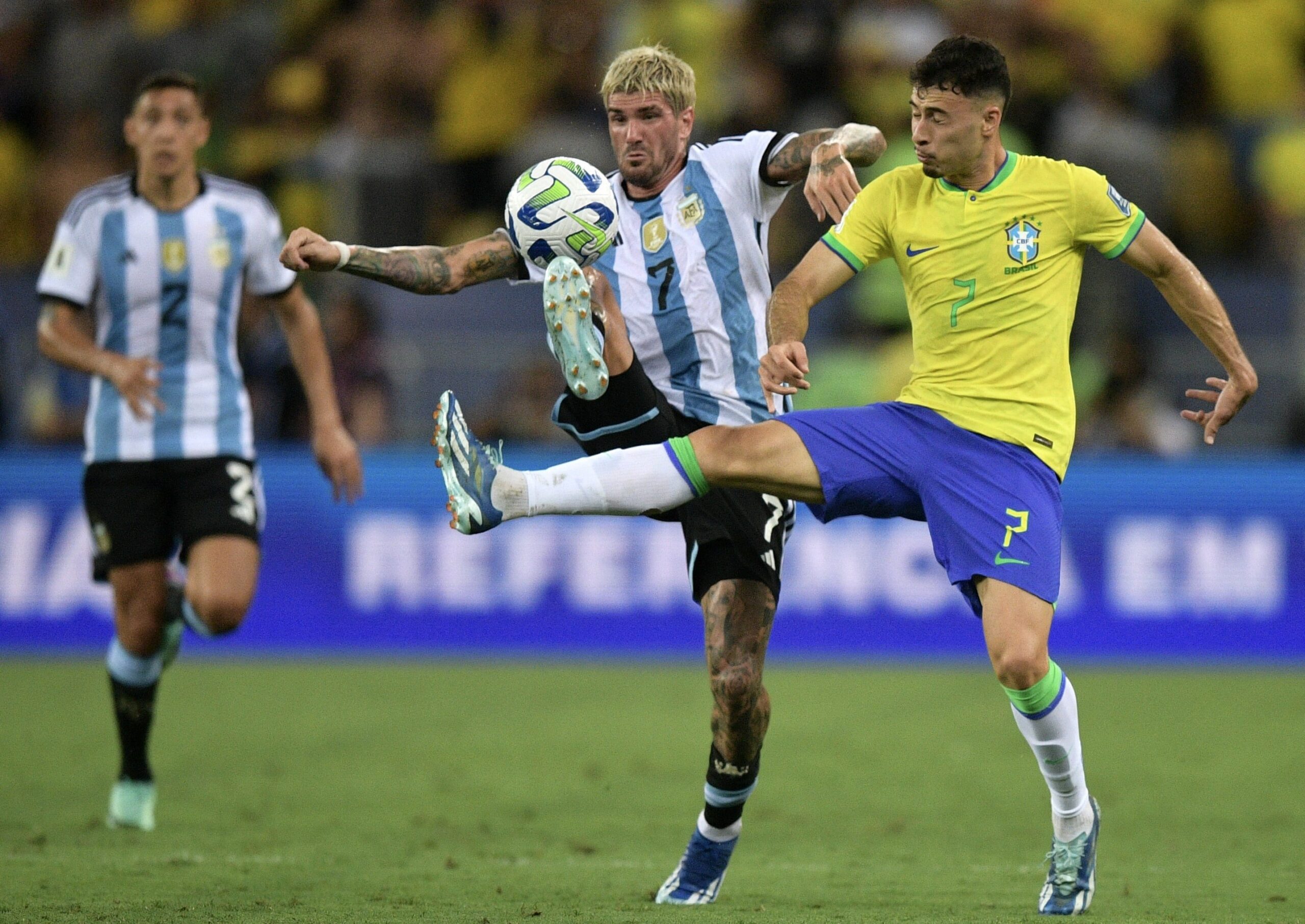 Kerusuhan Suporter Mewarnai Pertandingan Dramatis Brasil vs Argentina