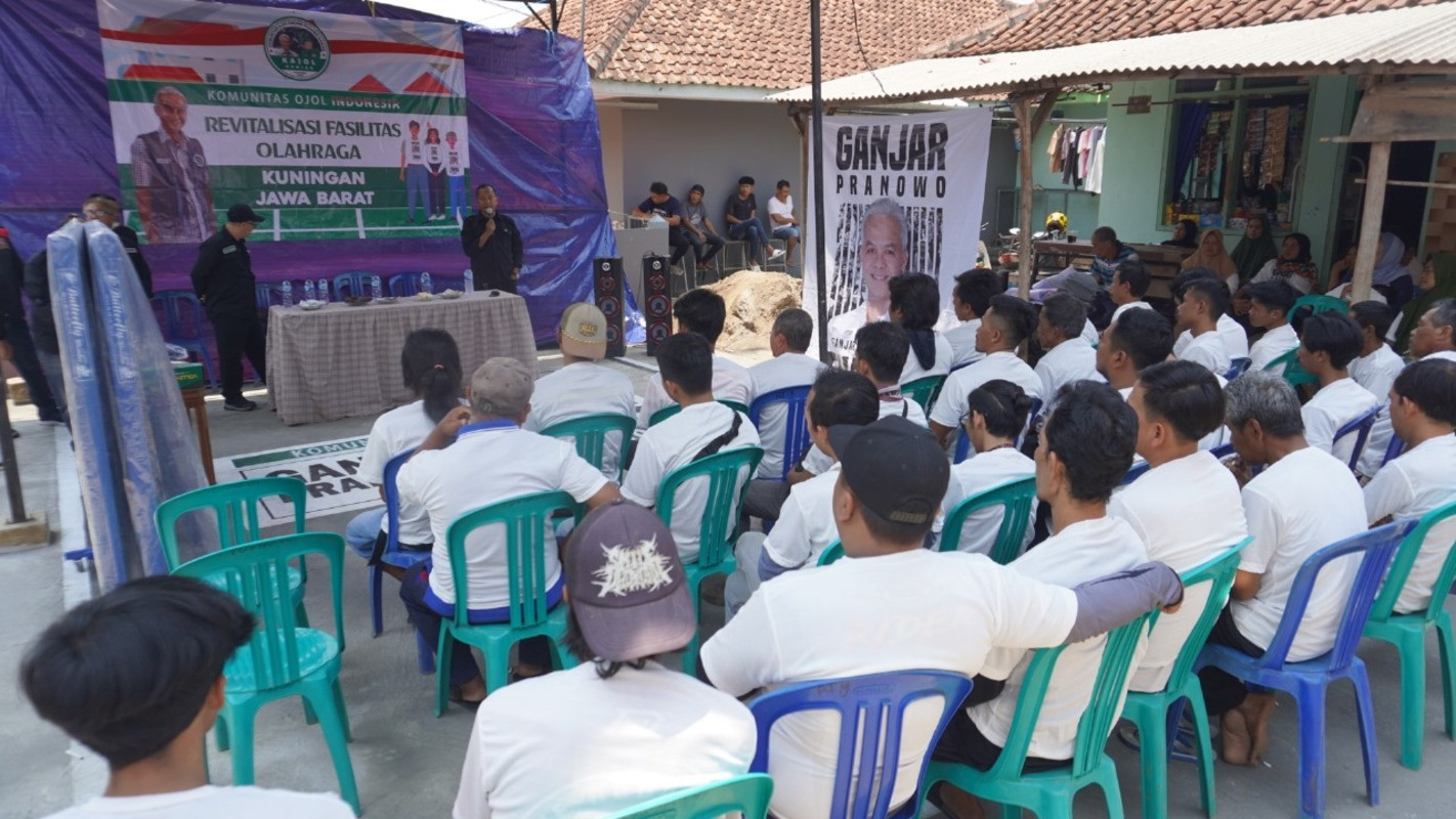 Kajol memberikan dukungannya kepada Ganjar dalam revitalisasi gedung dan memberikan alat olahraga kepada warga Kuningan.