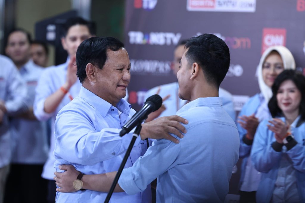 Prabowo Memuji Gibran yang Memukau di Panggung Debat dalam Pilpres 2024