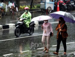 Guyuran Hujan Malam Tahun Baru di Surabaya
