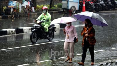 Guyuran Hujan Malam Tahun Baru di Surabaya