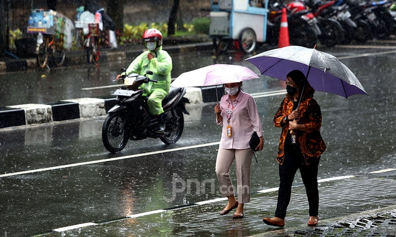 Guyuran Hujan Malam Tahun Baru di Surabaya