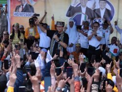 Anies Memberikan Penghargaan kepada Masyarakat yang Meresmikan Kampung Anies di Kalbar