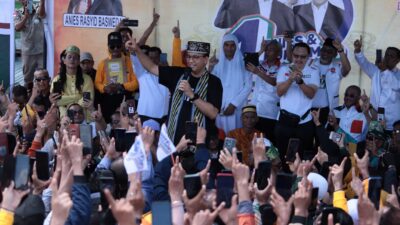 Anies Memberikan Penghargaan kepada Masyarakat yang Meresmikan Kampung Anies di Kalbar