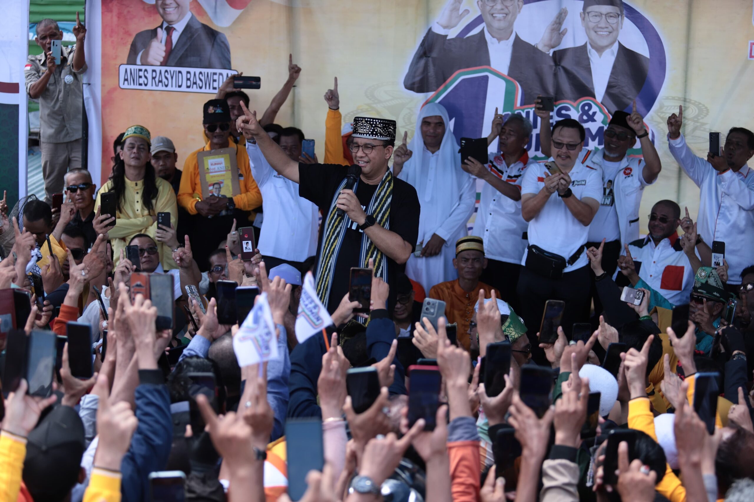 Anies Memberikan Penghargaan kepada Masyarakat yang Meresmikan Kampung Anies di Kalbar