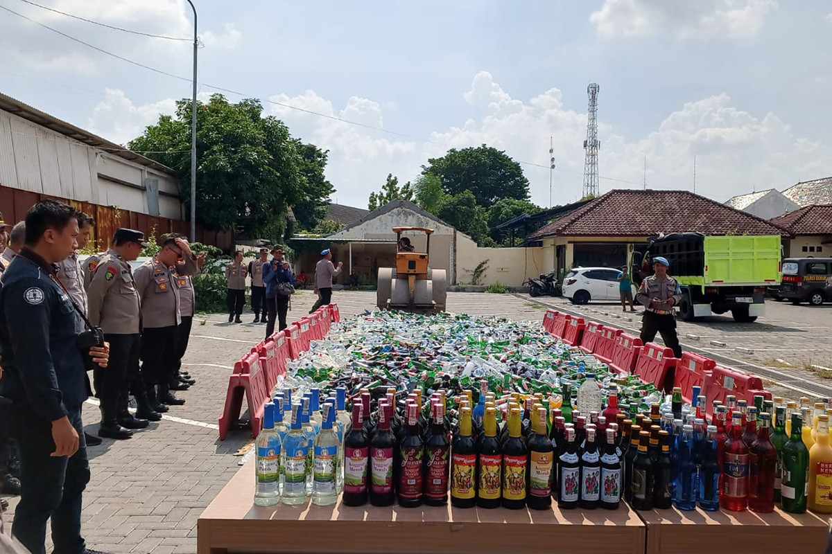 Polres Demak Menghancurkan 12.176 Botol Miras Menjelang Tahun Baru