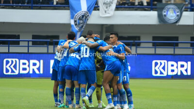 Persib Tertunduk di Depan Bobotoh, Menelan Kekalahan 0-2 dari Persik