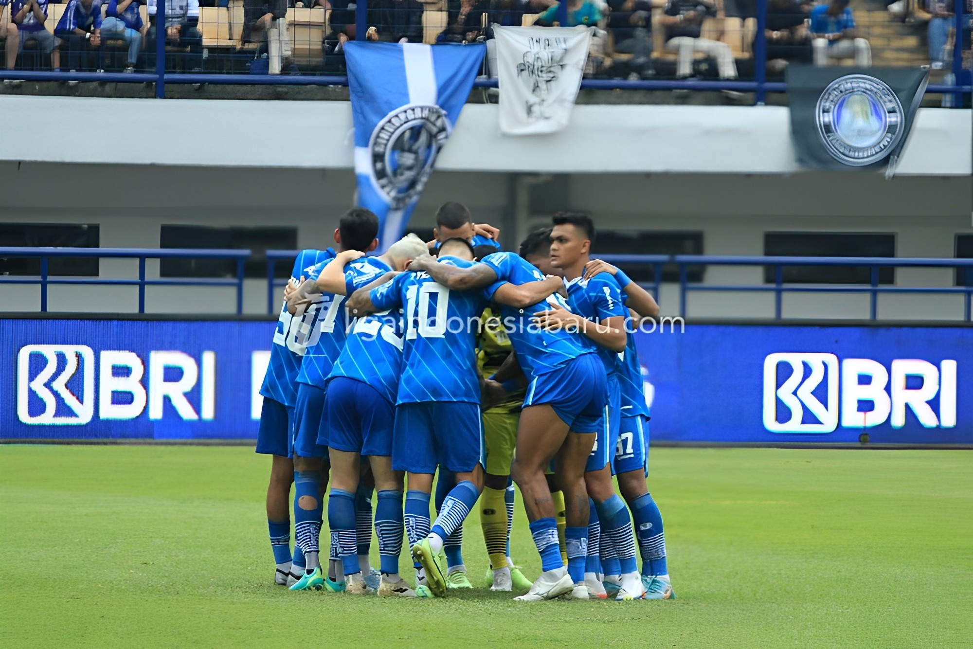 Persib Tertunduk di Depan Bobotoh, Menelan Kekalahan 0-2 dari Persik