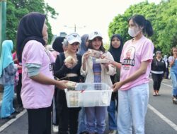 Sukarelawan Ganjar-Mahfud Berbagi Nasi dan Membersihkan Sampah di Car Free Day Kota Mataram