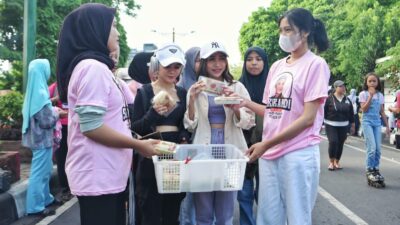 Sukarelawan Ganjar-Mahfud Berbagi Nasi dan Membersihkan Sampah di Car Free Day Kota Mataram