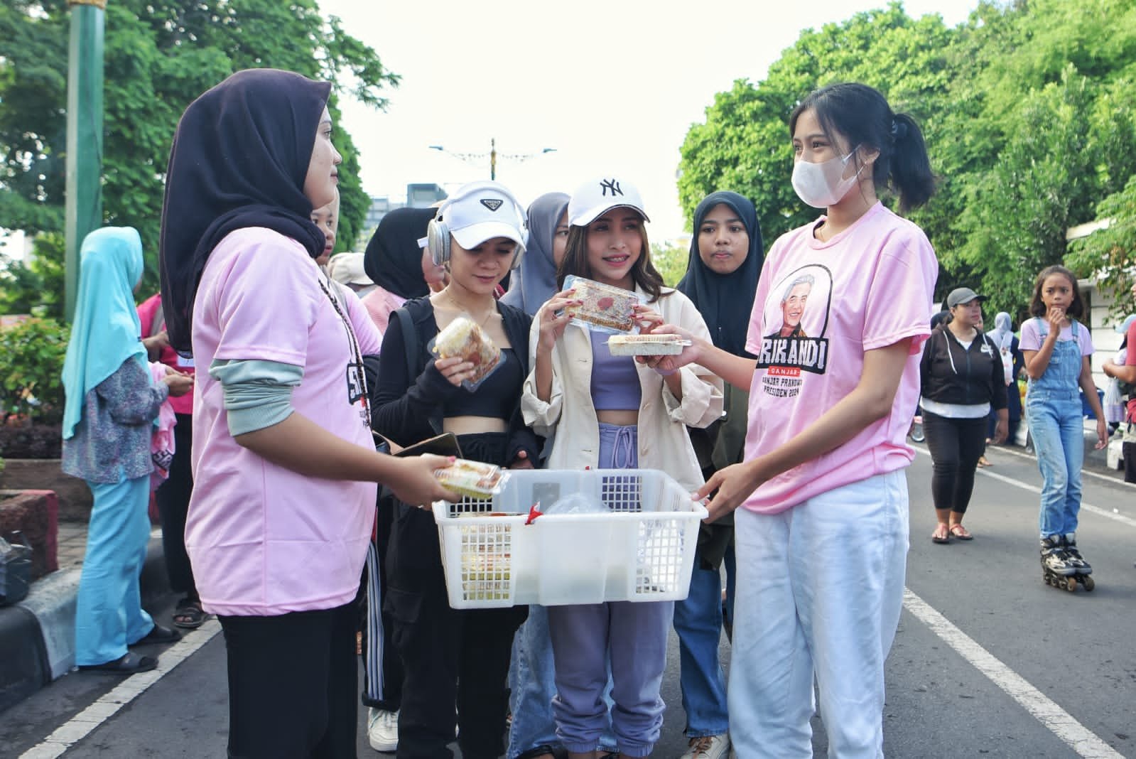 Sukarelawan Ganjar-Mahfud Berbagi Nasi dan Membersihkan Sampah di Car Free Day Kota Mataram