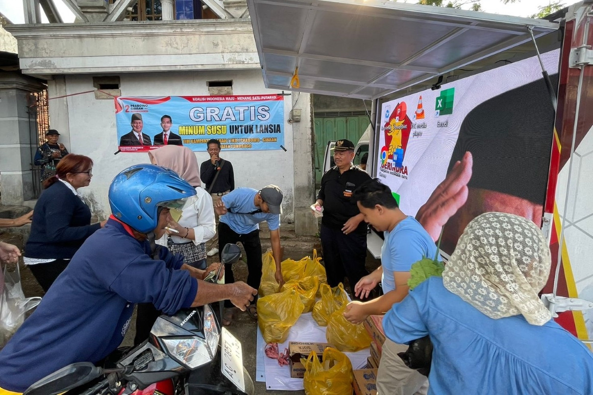 Prabowo-Gibran dan Sukarelawan Membagikan Nasi dan Susu Gratis di Ponorogo dalam Rangka TKD