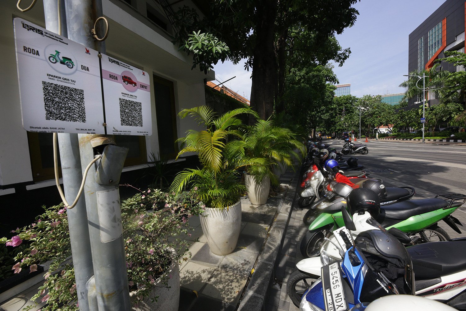 Pilot Project Pembayaran Parkir Pakai QRIS Melibatkan 5 Ruas Jalan di Surabaya