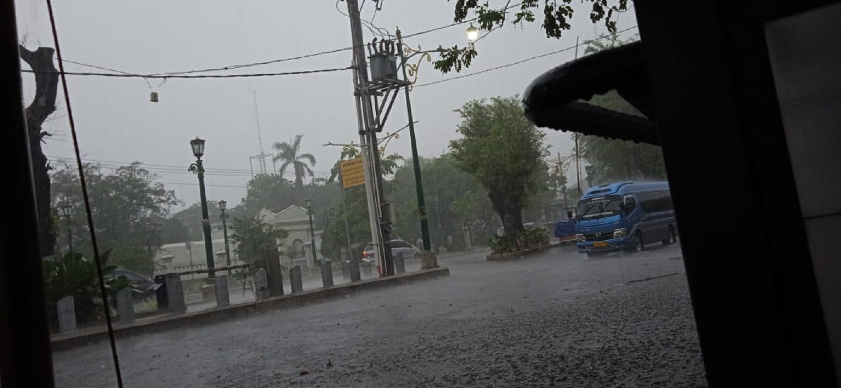 Cuaca di Jogja hari ini, pada sore hari, terjadi hujan petir.