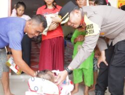 Kedatangan Polisi Membawa Berkah, Anak-anak Pengungsi Banjir di Inhu Bahagia