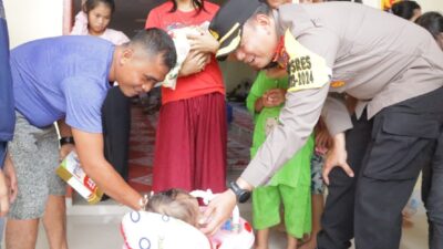 Kedatangan Polisi Membawa Berkah, Anak-anak Pengungsi Banjir di Inhu Bahagia