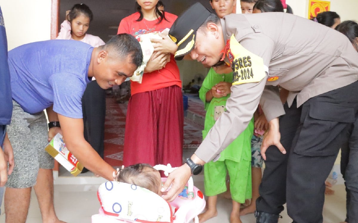 Kedatangan Polisi Membawa Berkah, Anak-anak Pengungsi Banjir di Inhu Bahagia