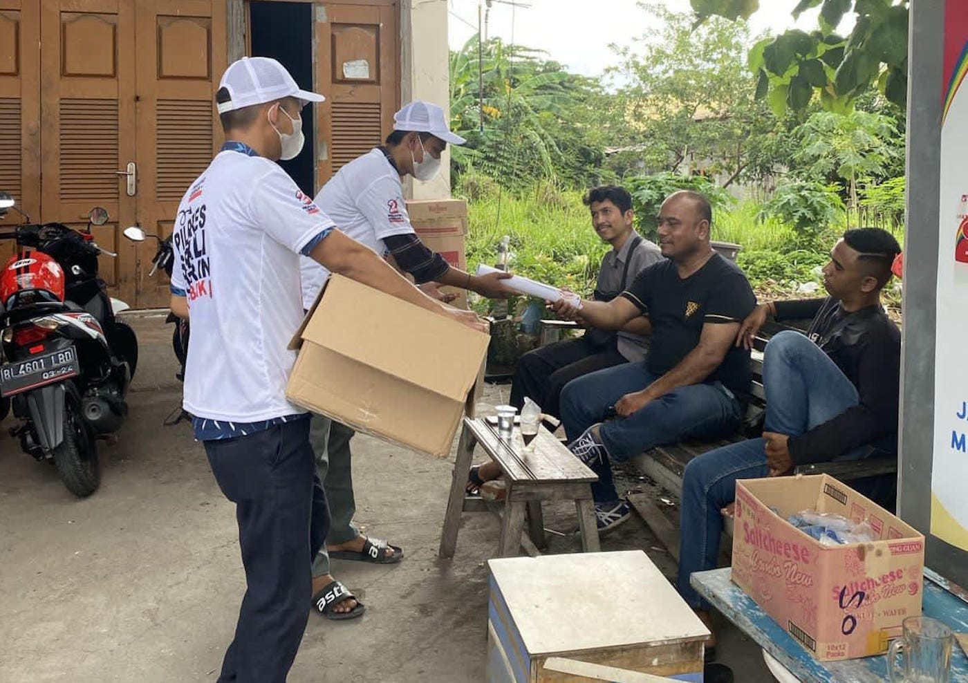 Relawan GSP Aceh Memasyarakatkan Pemilihan Presiden 2024 Sekali Putaran dengan Membagikan Susu Gratis