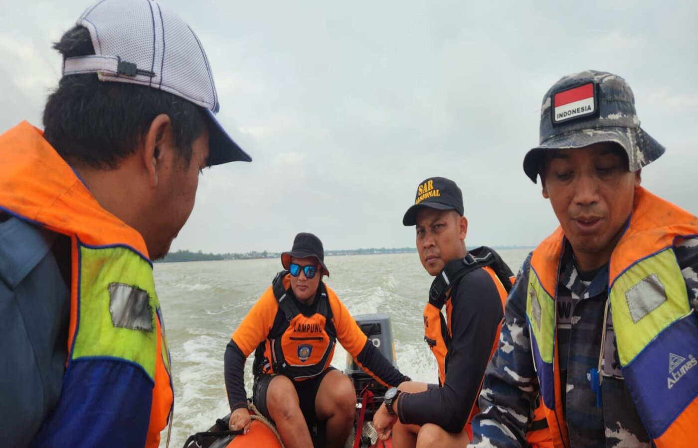 Basarnas Lampung Mengirimkan Tim Rescue untuk Membantu ABK yang Terjatuh dari Kapal di Perairan Kuala Teladas