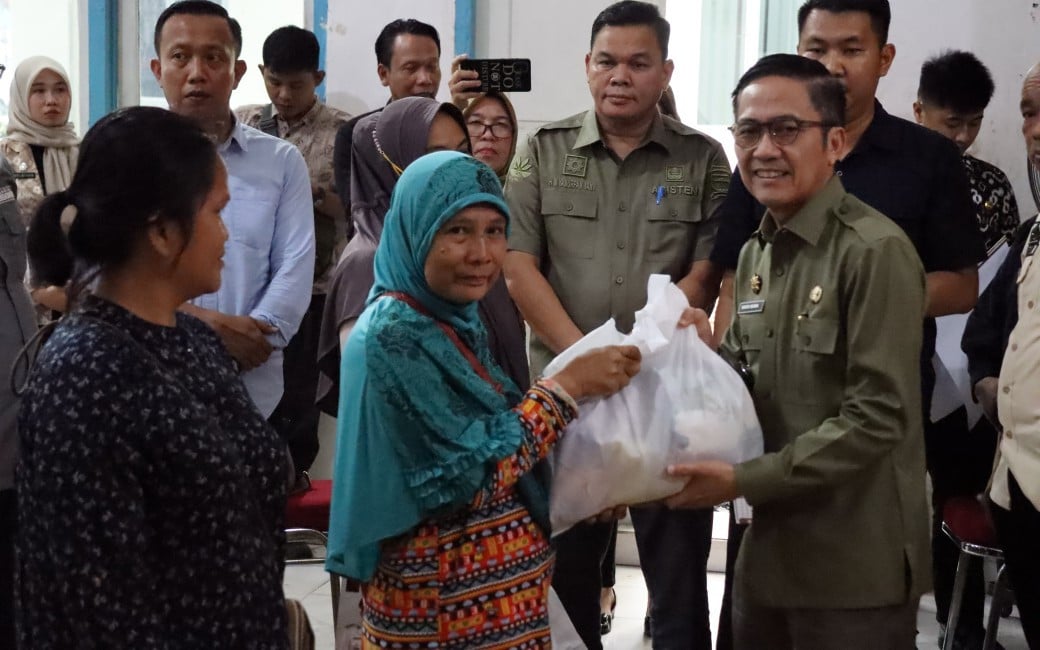 Pemkot Palembang Berikan Ribuan Paket Sembako untuk Meredakan Inflasi