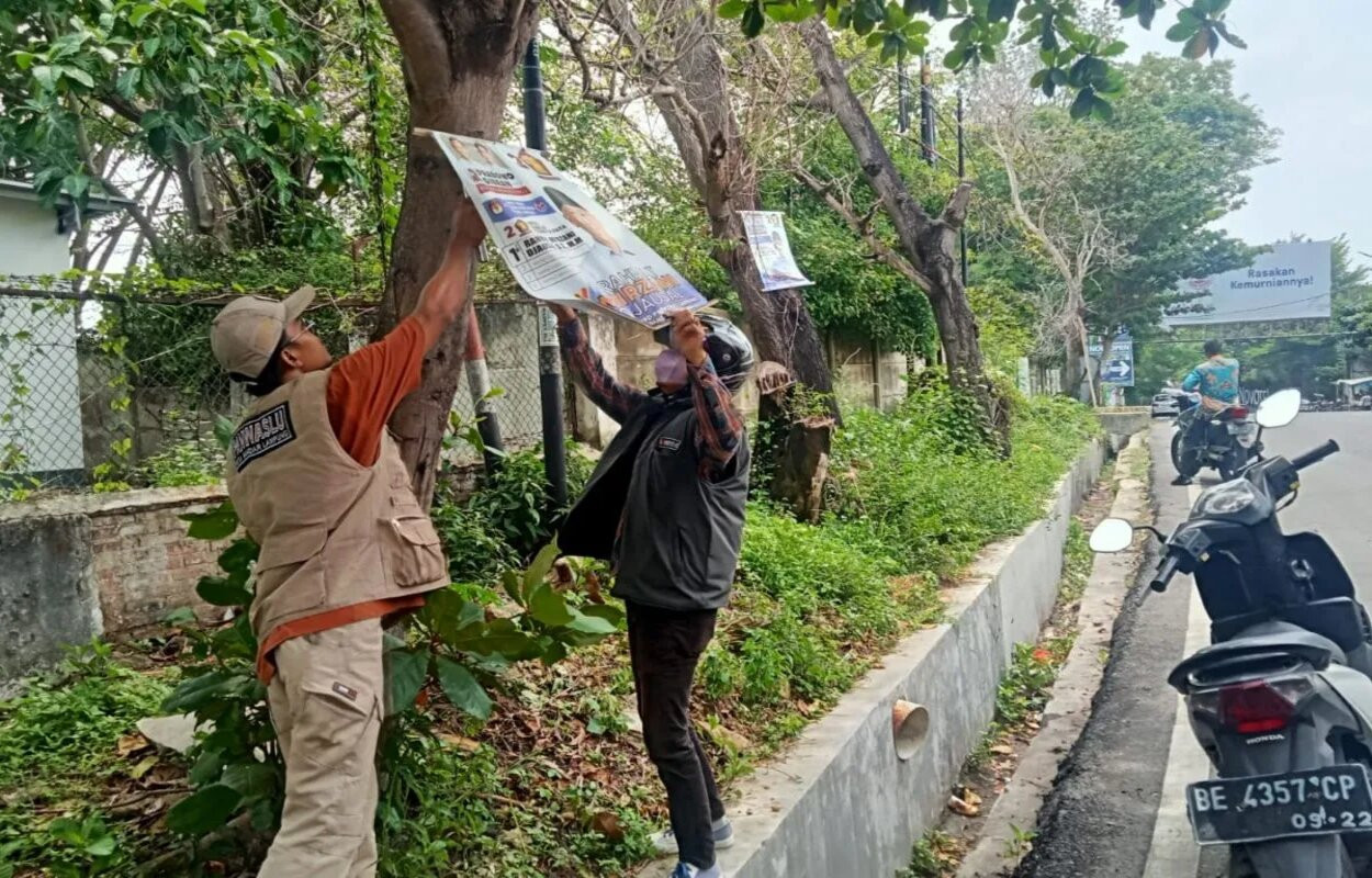 Bawaslu Bandar Lampung Menarik Ribuan APK yang Melanggar Peraturan