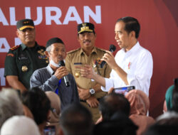 Presiden dan Pj Gubernur Jateng Didampingi saat Menyerahkan Bansos kepada 1.000 Warga Cilacap