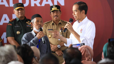 Presiden dan Pj Gubernur Jateng Didampingi saat Menyerahkan Bansos kepada 1.000 Warga Cilacap