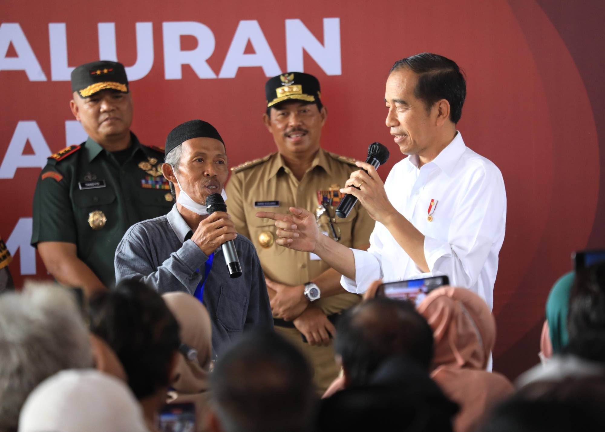 Presiden dan Pj Gubernur Jateng Didampingi saat Menyerahkan Bansos kepada 1.000 Warga Cilacap