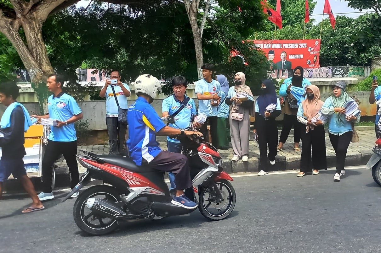 Bagi-Bagi Alat Tulis di Madura: Untuk Membawa Indonesia Menuju Emas dengan Prabowo-Gibran sebagai Pilar 08