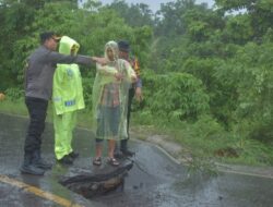 Polres Inhu Berjaga di Tengah Cuaca Ekstrem Selama 13 Jam saat Jembatan di Jalintim Amblas untuk Melindungi Masyarakat