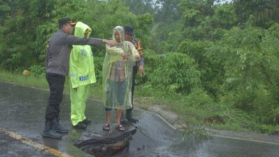 Polres Inhu Berjaga di Tengah Cuaca Ekstrem Selama 13 Jam saat Jembatan di Jalintim Amblas untuk Melindungi Masyarakat