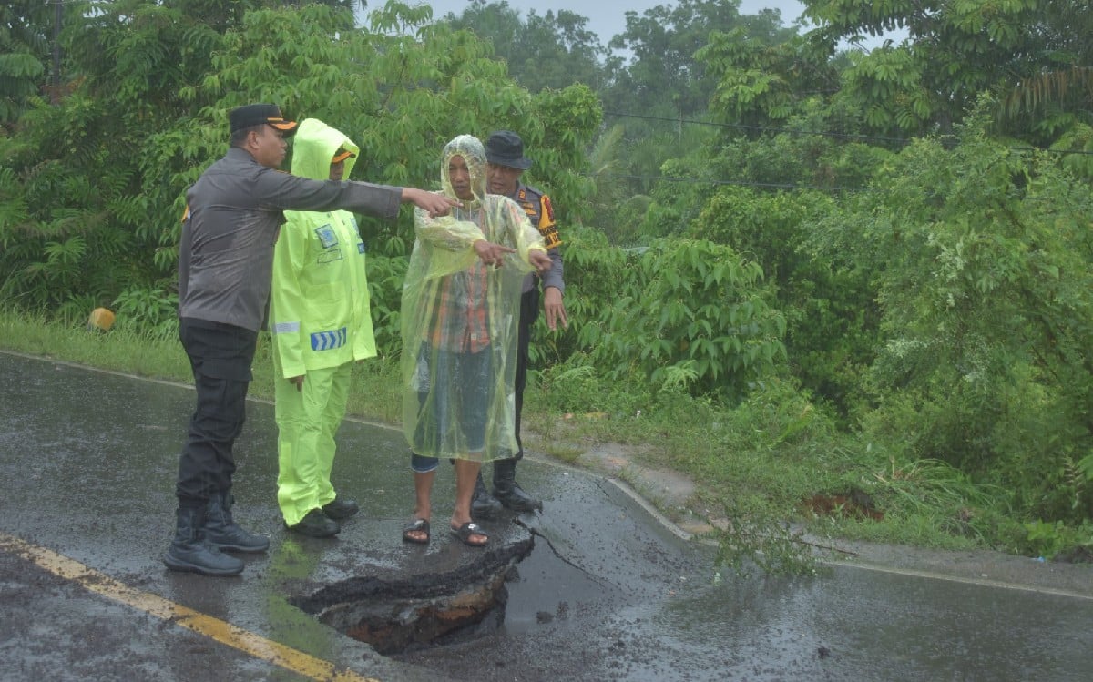 Polres Inhu Berjaga di Tengah Cuaca Ekstrem Selama 13 Jam saat Jembatan di Jalintim Amblas untuk Melindungi Masyarakat