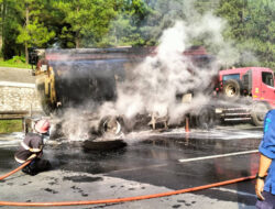 Truk Tanker yang Mengalami Kebakaran di Jalan Tol Tangerang-Merak dengan Muatan Bahan Kimia