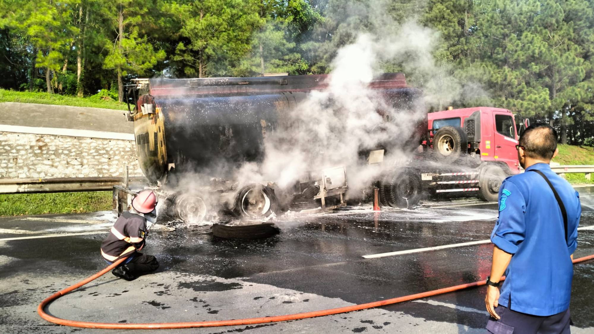 Truk Tanker yang Mengalami Kebakaran di Jalan Tol Tangerang-Merak dengan Muatan Bahan Kimia