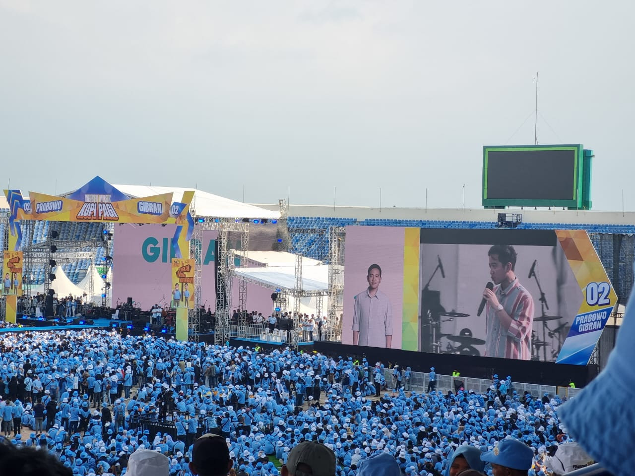 Gibran Mengingatkan Sukarelawan di SJH Bandung untuk Kawal Suara di TPS dalam Kampanye Terbuka