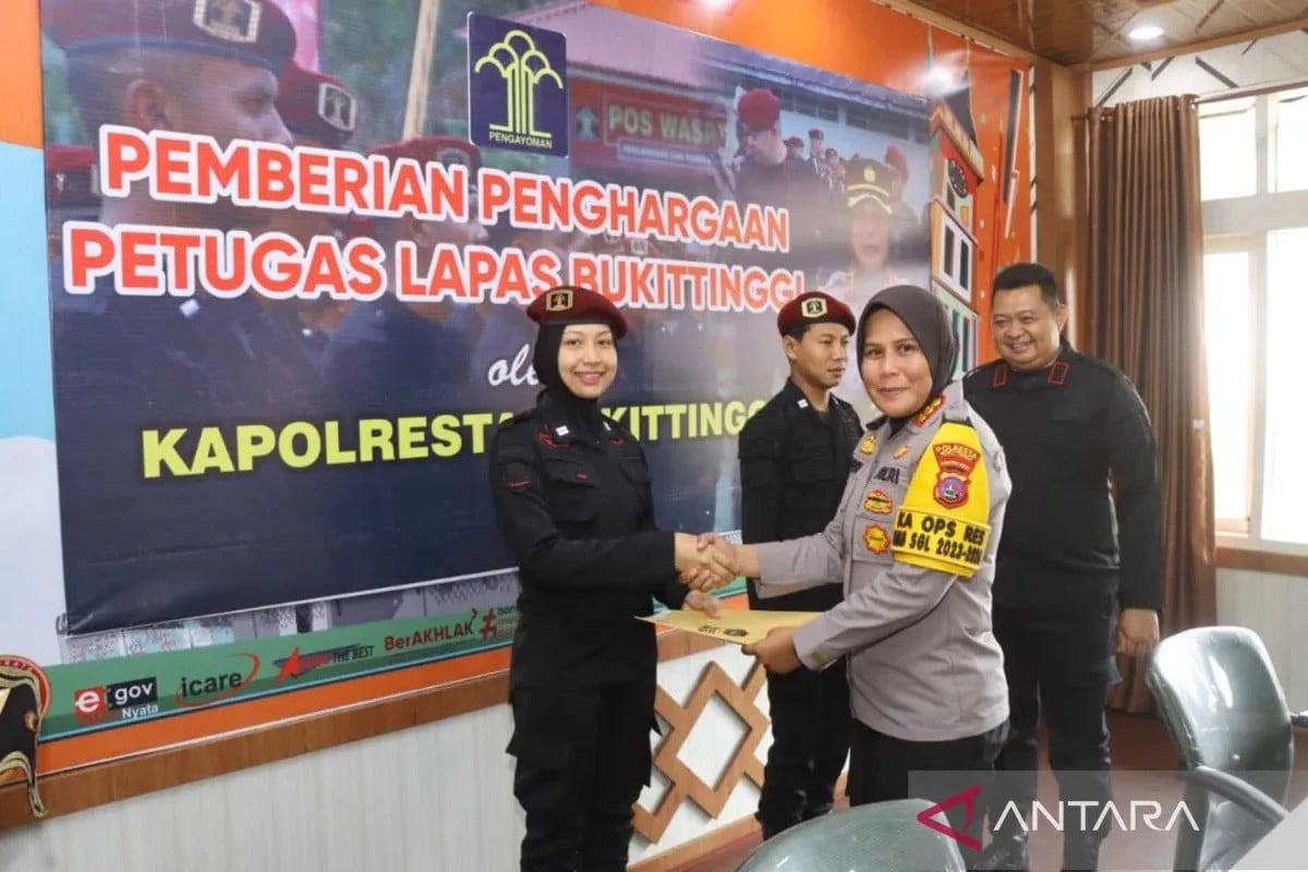 Polisi memberikan penghargaan kepada petugas Lapas yang berhasil menggagalkan upaya penyelundupan narkoba ke dalam penjara