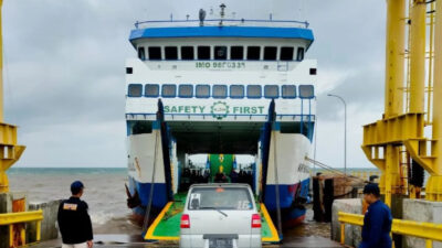 Cuaca buruk menahan 4 kapal feri Situbondo-Madura di Pelabuhan Kalianget