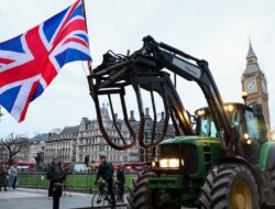 Petani Inggris Meramaikan Pusat London dengan Konvoi Traktor