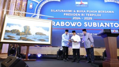 Prabowo Subianto Diberi Lukisan Tangan oleh SBY Saat Hadir Silaturahmi dan Bukber Partai Demokrat