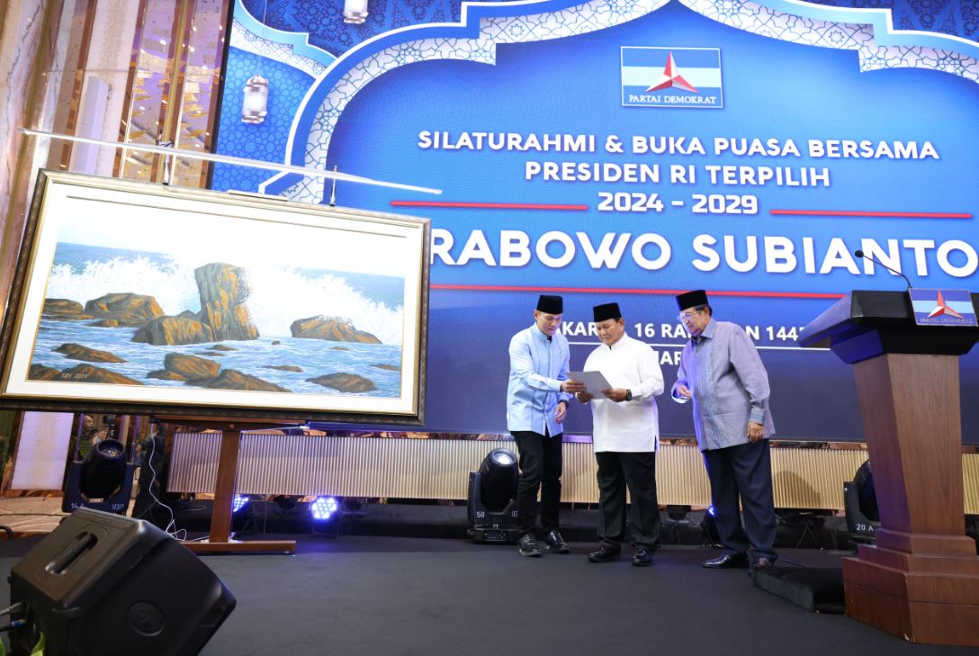 Prabowo Subianto Diberi Lukisan Tangan oleh SBY Saat Hadir Silaturahmi dan Bukber Partai Demokrat
