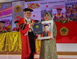 Tumini Mengalami Momennya Saat Wakili Anaknya dalam Wisuda di Untag Surabaya