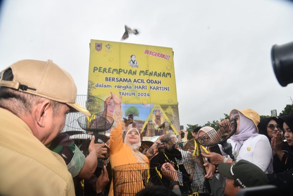 Acil Odah Memimpin Gerakan “Perempuan Menanam Ribuan Pohon” di Kalimantan Selatan untuk Memperingati Hari Kartini