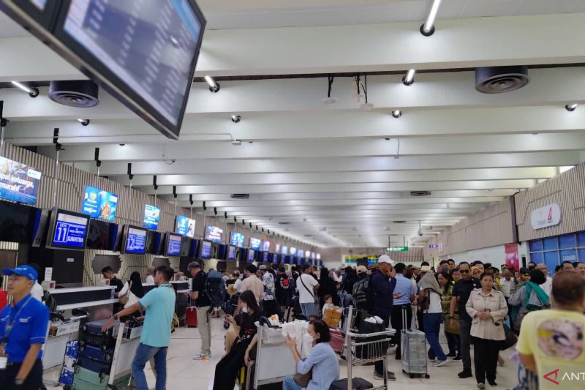 Lebih dari 2,5 Juta Penumpang Mudik Lebaran Melalui Bandara Soetta
Lebih dari 2,5 Juta Penumpang Bersiap Mudik Lebaran Lewat Bandara Soetta
2,5 Juta Lebih Penumpang Siap Mudik Lebaran Lewat Bandara Soetta